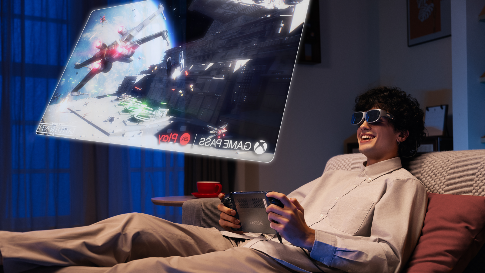 Capa com pessoa jogando o legion go com o seu novo acessório, o legion glasses, e uma imagem de jogo projetada na sua frente