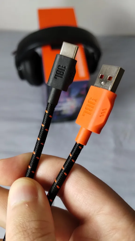 Review: headset jbl quantum 610 é ótimo acerto para o público gamer Cabo usb c para carga do jbl quantum 610 com uma ponta preta e outra laranja