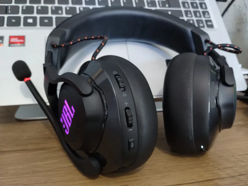 Review: headset jbl quantum 610 é ótimo acerto para o público gamer Headset jbl quantum 610 ligado e com destaque para seus botões externos