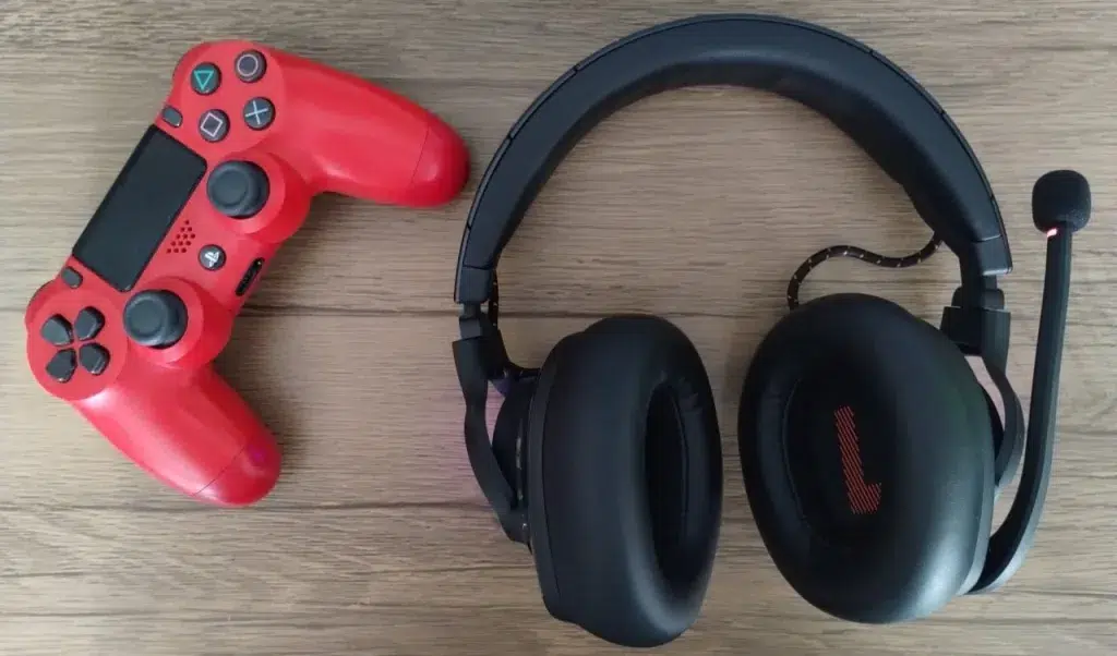 Review: headset jbl quantum 610 é ótimo acerto para o público gamer Headset jbl quantum 610 ao lado de dualshock 4 vermelho