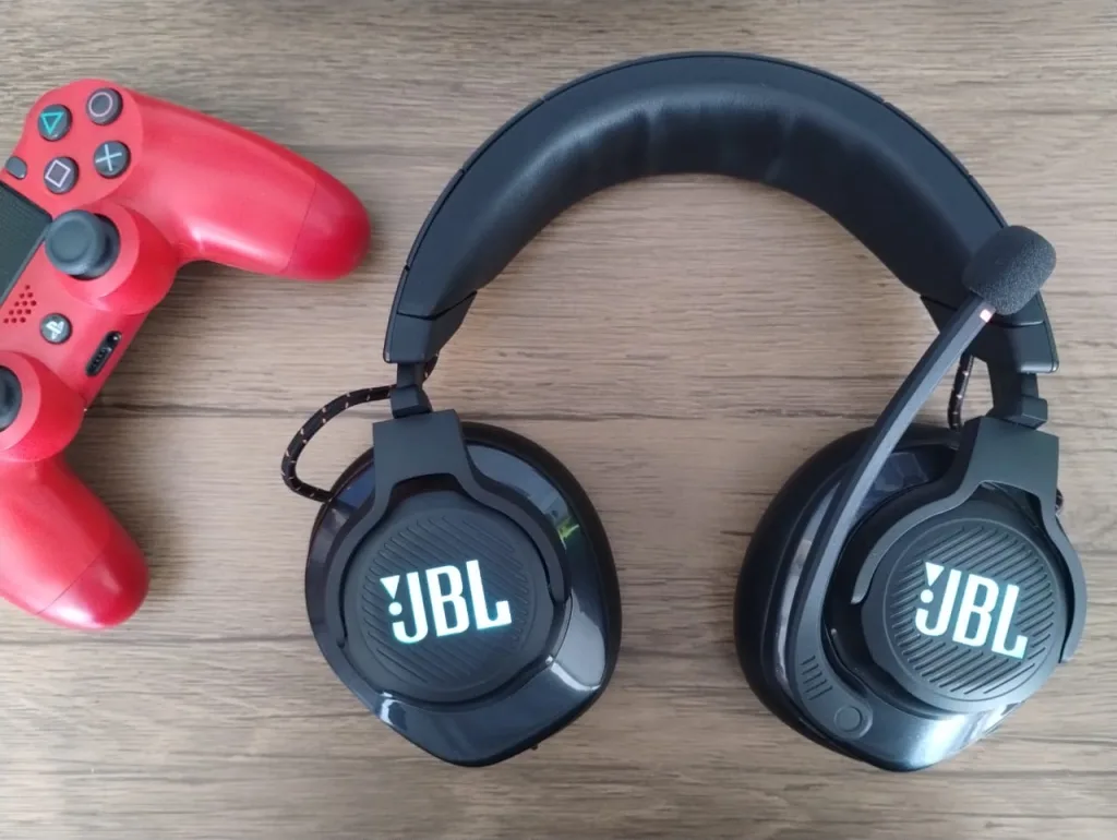 Review: headset jbl quantum 610 é ótimo acerto para o público gamer Headset jbl quantum 610 ligado ao lado de controle de ps4