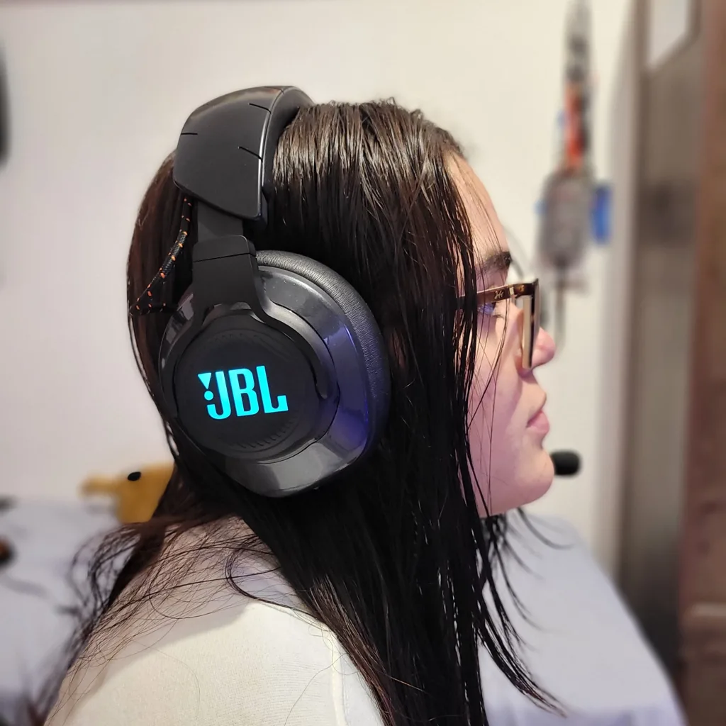 Review: headset jbl quantum 610 é ótimo acerto para o público gamer Jovem com headset jbl quantum 610 na cabeça enquanto joga