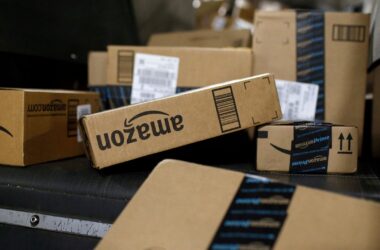 Caixas de papelão da amazon e amazon prime sendo entregues e descarregadas.