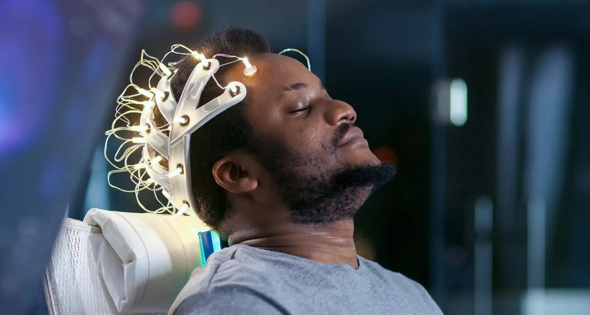 Cérebro eletrônico para análise de atividades cerebrais, tecnologia de ponta para estudos científicos.