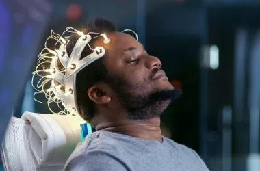 Cérebro eletrônico para análise de atividades cerebrais, tecnologia de ponta para estudos científicos.