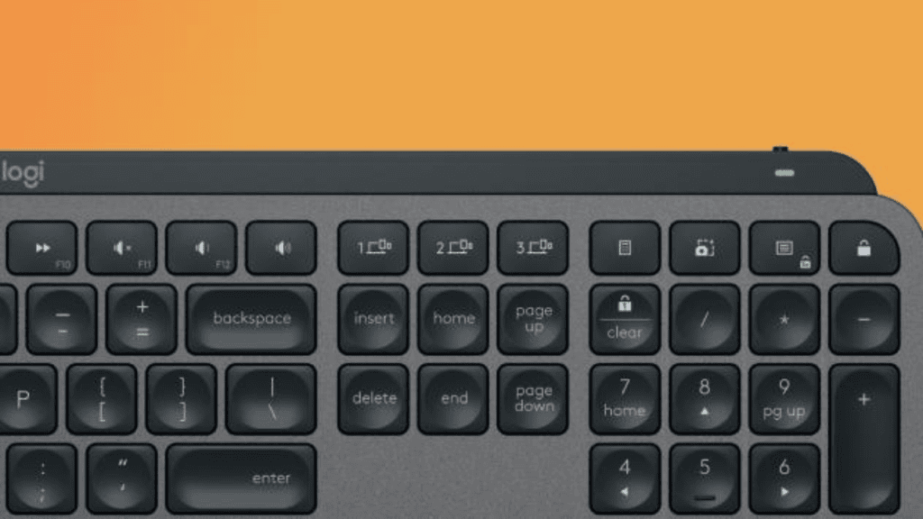 Teclado compacto logitech com funções multimedia e navegação, ideal para escritório e home office.