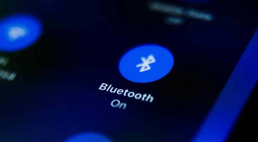 Bluetooth: entenda as versões e suas diferenças. Desde sua origem, nos anos 90, o padrão de conexões sem fio bluetooth evoluiu muito. Entenda as novidades que chegaram em cada versão