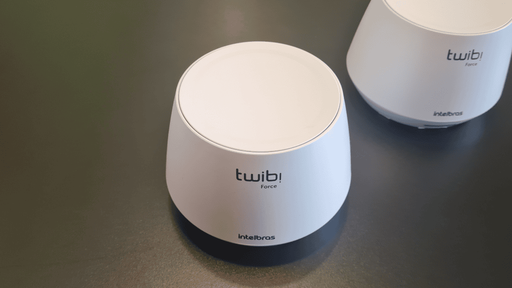 Capítulo de dois alto-falantes inteligentes twibi force com design moderno.