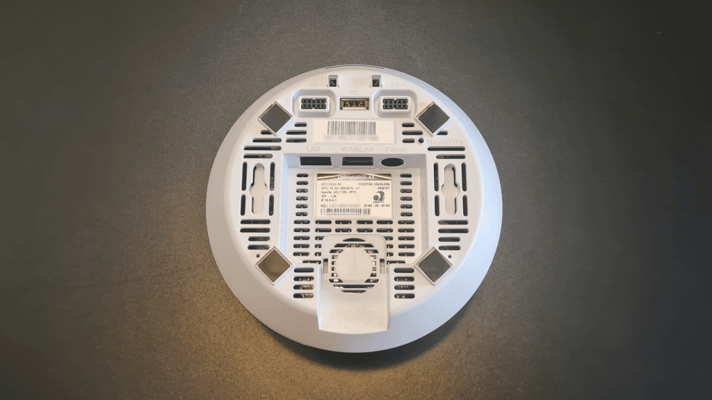 1. Placa de circuito de roteador wi-fi vista de baixo com portas e componentes visíveis.