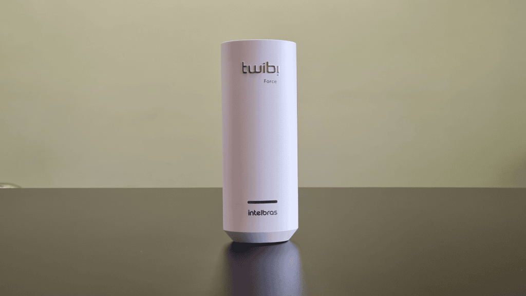 Alto texto: robô aspirador inteligente twib force da intelbras em destaque.