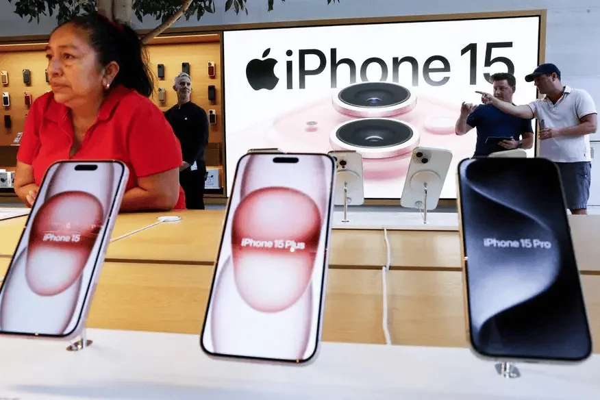 Iphone 15 pro vs pixel 8 pro: qual o melhor? Iphone 15 lançado na apple store com modelos pro, plus e hangtag no display localizado em uma loja.