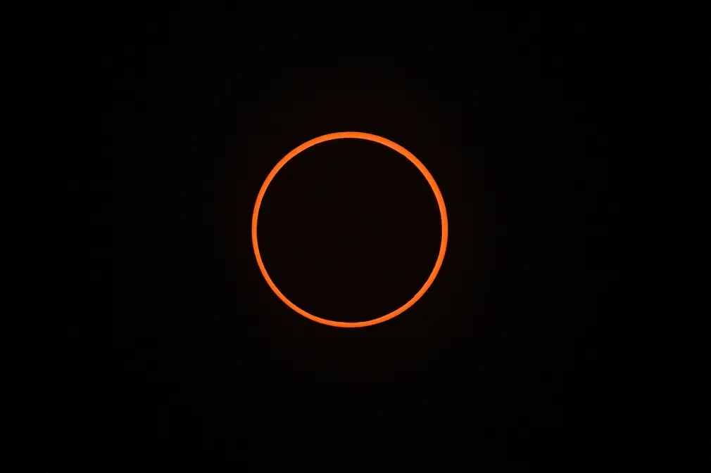Best photos of the annular eclipse | trio Example of photo taken at the exact moment of the phenomenon. Image: the guardian
