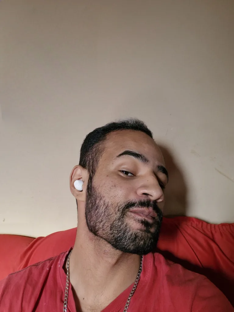 Homem usando fone de ouvido sem fio da samsung