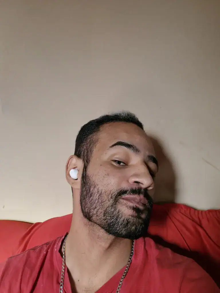 Review: galaxy buds fe entrega bom som e boa bateria por menos de r$ 600 Homem usando fone de ouvido sem fio da samsung