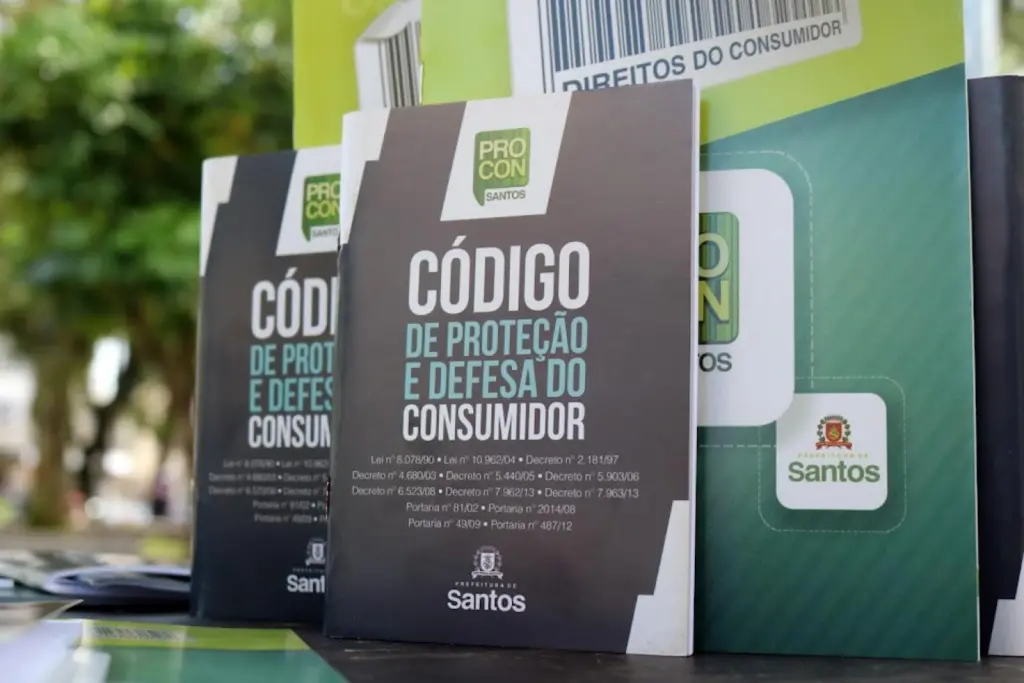 Produto há mais de 30 dias no conserto? Você pode receber um novo, segundo o cdc Na imagem há dois livros do código de defesa do consumidor (cdc)