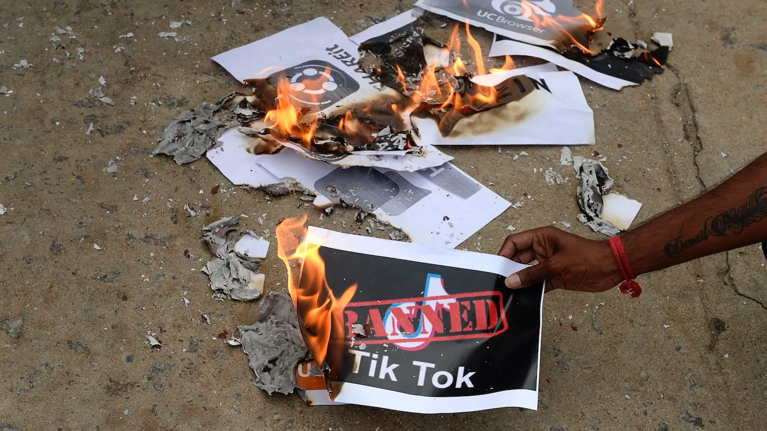 Tudo que você não sabia sobre o tiktok Tudo que você não sabia sobre o tiktok. Se você quer saber como funciona o algoritmo do tiktok, ou até mesmo como surgiu a logo do aplicativo, confira essas e outras curiosidades aqui!