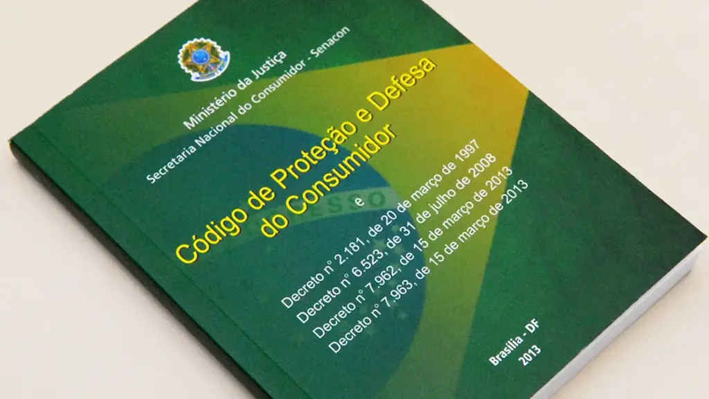 Produto há mais de 30 dias no conserto? Você pode receber um novo, segundo o cdc A imagem é uma foto do livro código de defesa do consumidor. Na capa, é possível ver parte da bandeira do brasil com tons mais esverdeados e amarelos. No topo, está o brasão da república, mas abaixo o título "código de proteção e defesa do consumidor" e, mais embaixo, os decretos que fazem parte da lei; e o ano e local de publicação da edição: brasília-df, 2013.
