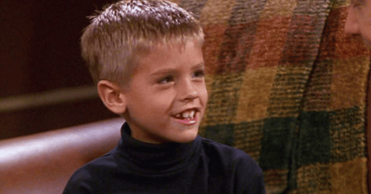 Antes x depois: veja como estão atores mirins hoje! Menino sorridente com dentes separados, personagem de série de tv em cena de comédia.