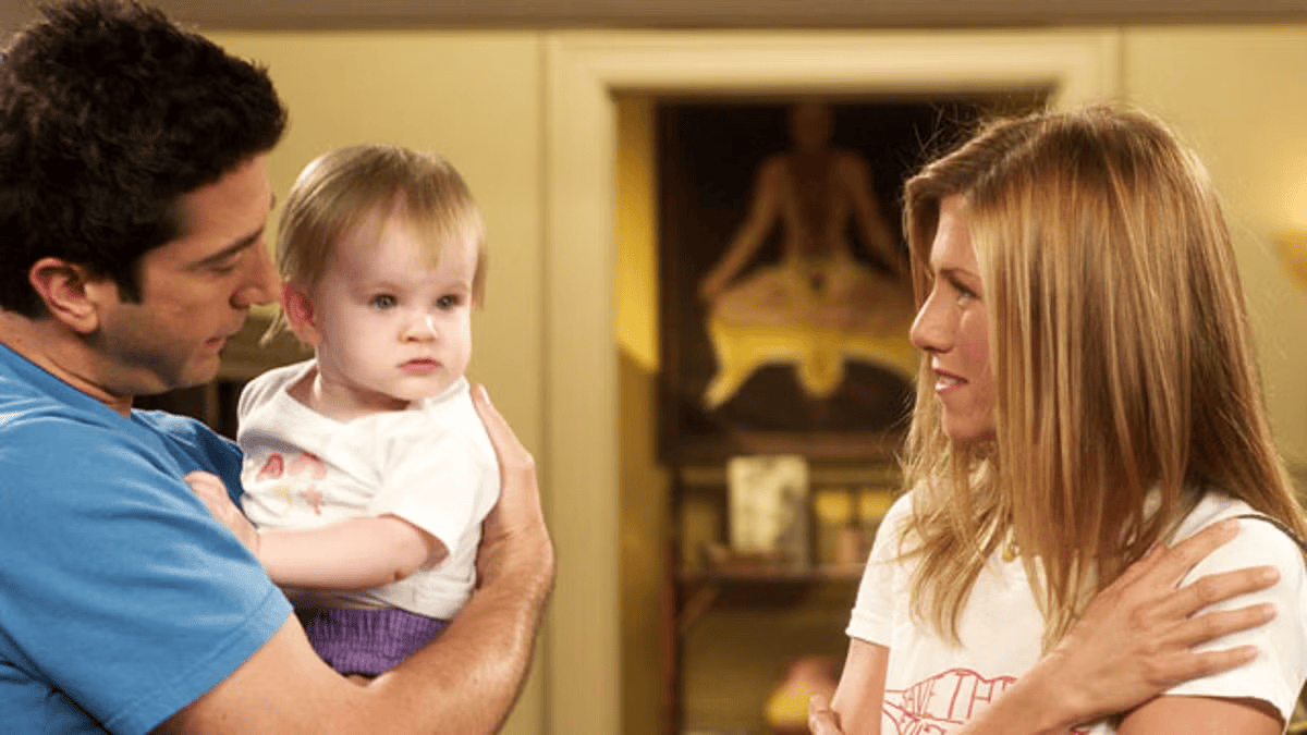 Voor x na: kijk hoe kindacteurs er vandaag de dag uitzien! Vader met baby in zijn armen en moeder glimlachend, een familiethema, familierelaties, liefde en verbondenheid.