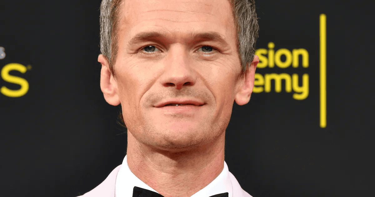 Antes x depois: veja como estão atores mirins hoje! Menino sério com relógio, sentado no chão, clima introspectivo, foto de filme clássico, showmetech.