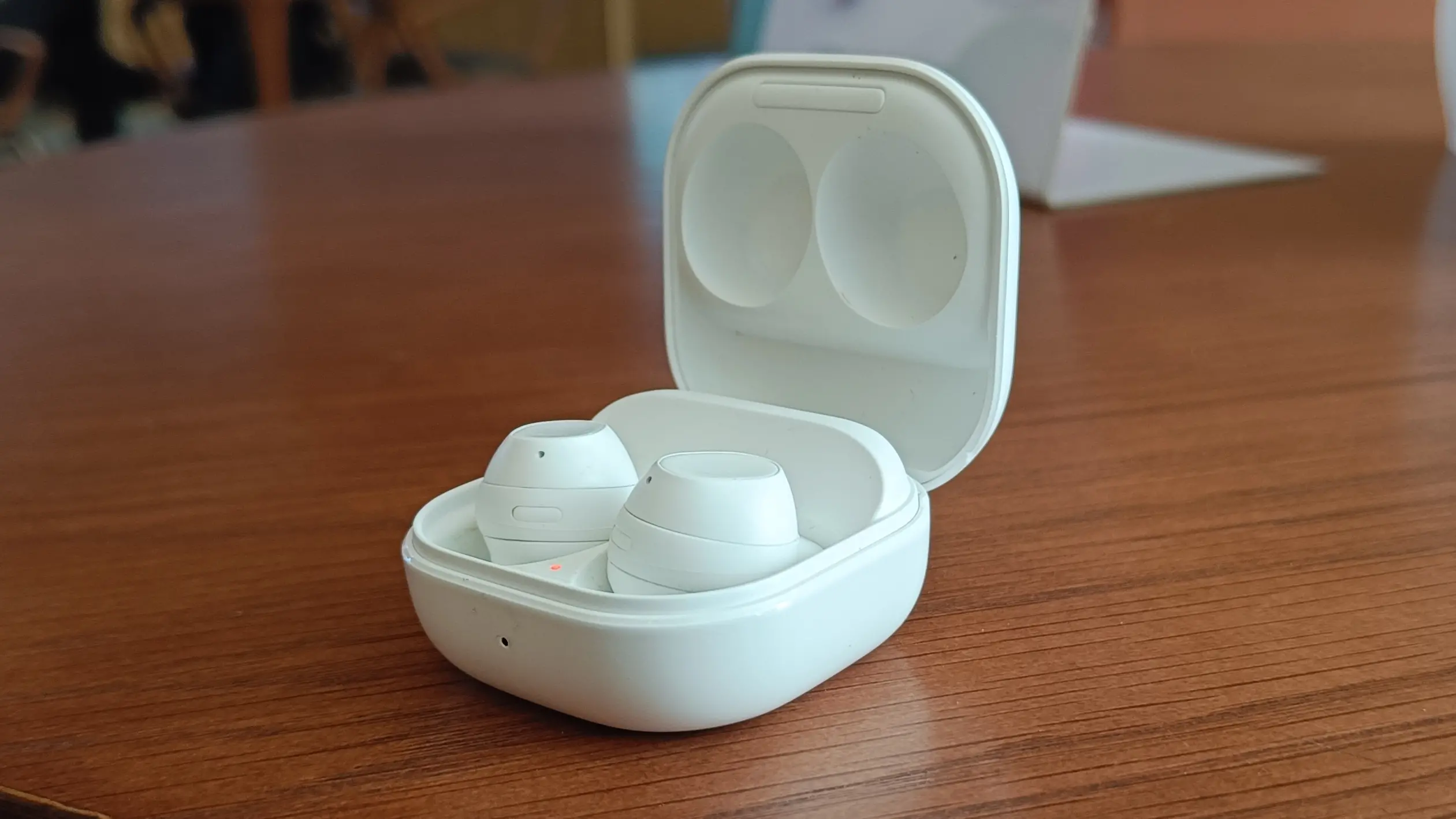 Review: galaxy buds fe entrega bom som e boa bateria por menos de r$ 600 Galaxy buds fe branco