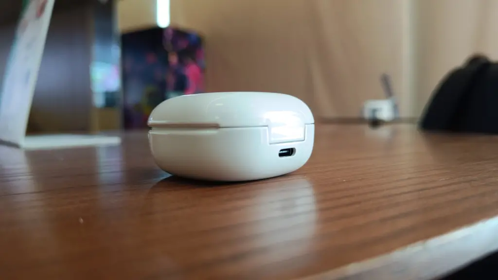 Review: galaxy buds fe entrega bom som e boa bateria por menos de r$ 600 Case de carregamento do galaxy buds fe da samsung