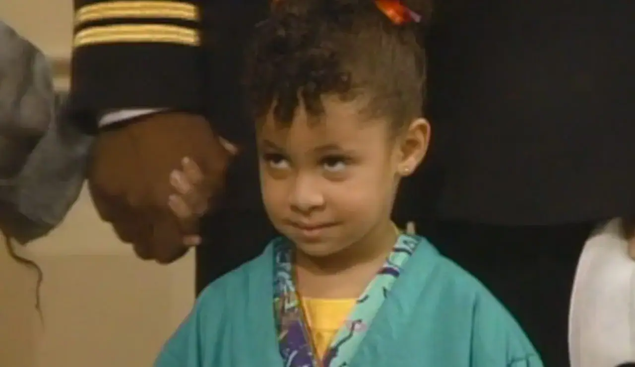Antes x depois: veja como estão atores mirins hoje! Menina sorridente com uniforme escolar, momento emocionante de reconhecimento.