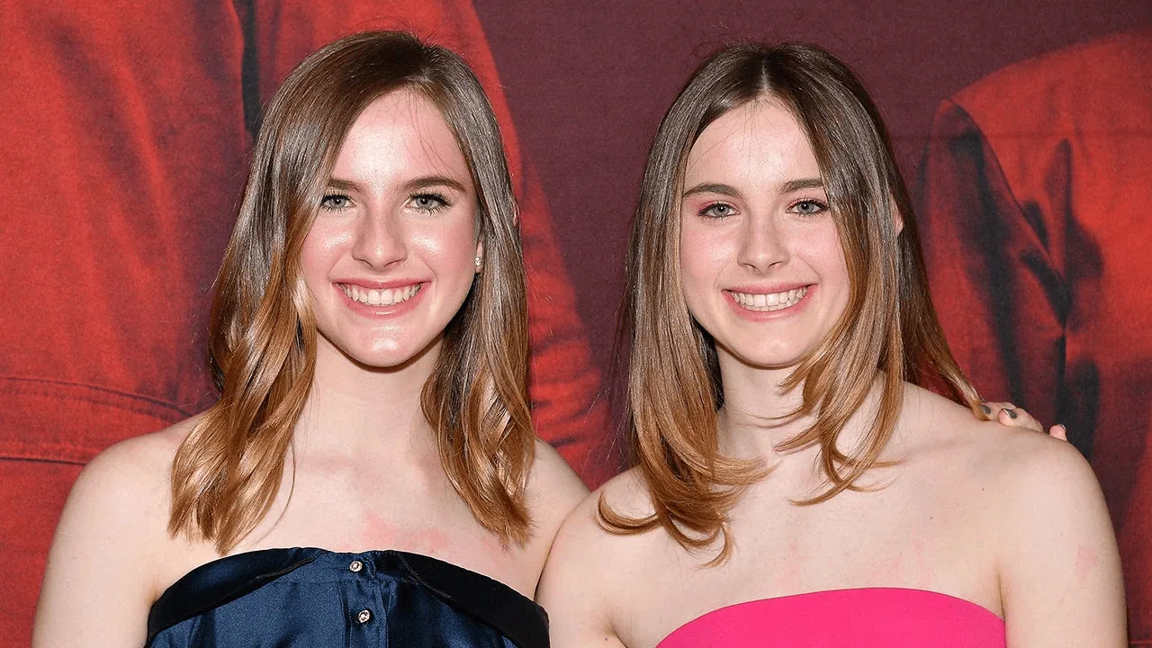 Antes x depois: veja como estão atores mirins hoje! Jovens mulheres sorrindo em evento de tecnologia, tendências e novidades em eletrônicos.