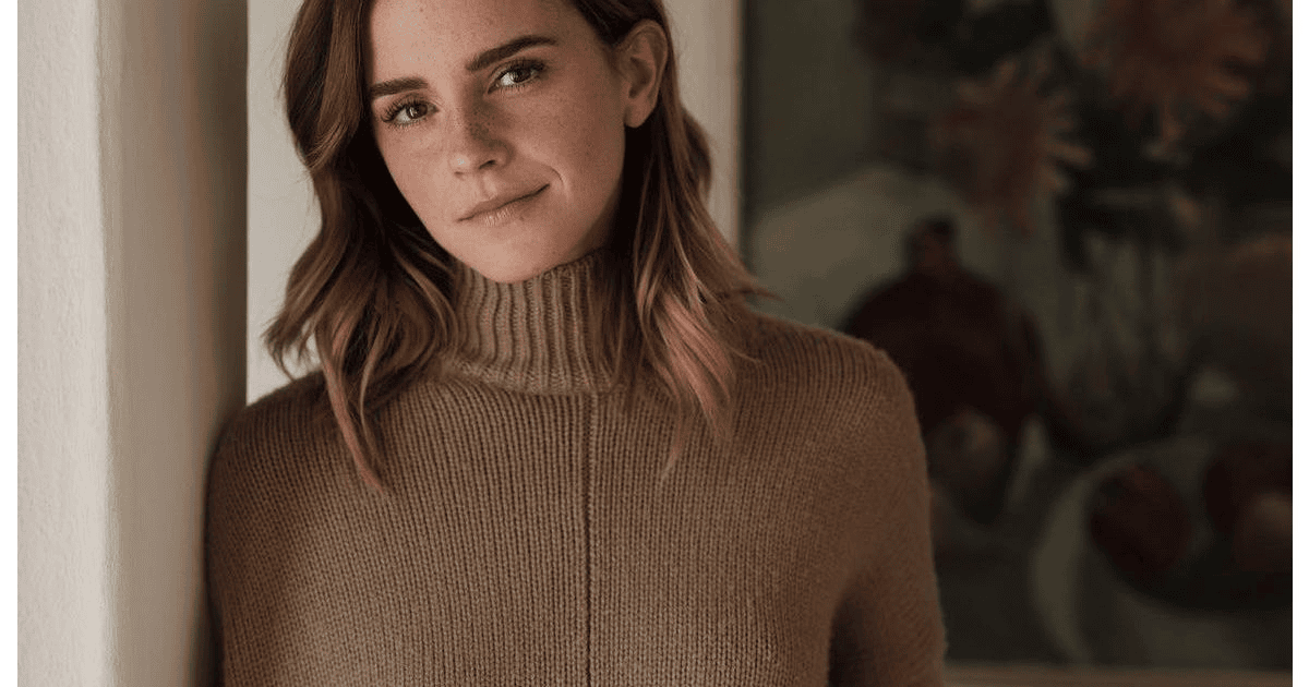 Antes x depois: veja como estão atores mirins hoje! Terrorista com cabelo cacheado e uniforme escolar de bruxa em cena de filme oscuro| cenas de filme de terror com personagem nervosa e colete em cenário escuro| personagem de filme de terror com cabelo cacheado, uniforme escolar, em cena dramática e escura.