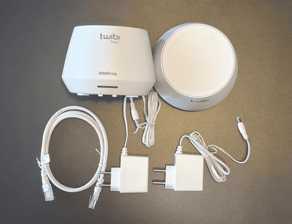Conjunto de roteador wi-fi twibi force com acessórios de instalação e cabos em fundo escuro.