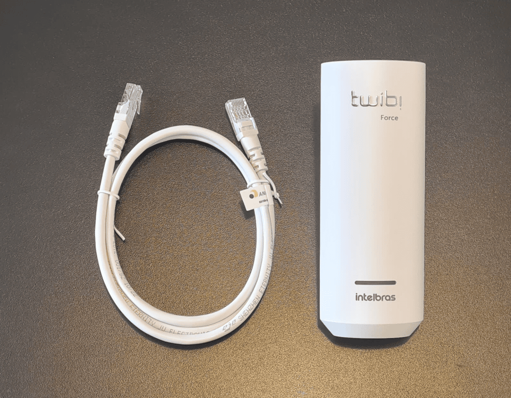Conector de fibra óptica e roteador twin! Force da intelbras para conexão de alta velocidade.