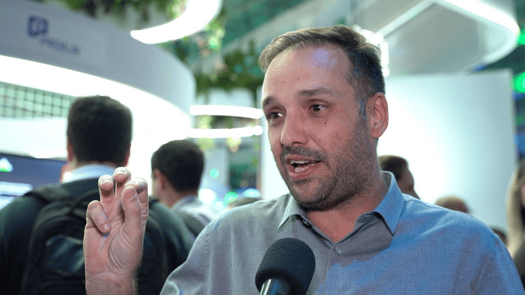 Ibm apresenta soluções para bots de texto e voz em português. Ibm apresenta novas parcerias focadas no desenvolvimento de ia generativa para uma nova plataforma de linguagem por voz e facilitar a criação de chatbots para empresas