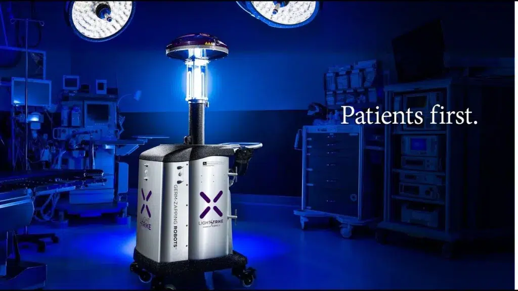 15 robôs que limpam e desinfectam ambientes O lightstrike foi originalmente desenvolvido para uso militar, mas foi adaptado para uso médico devido à sua eficácia na desinfecção de ambientes