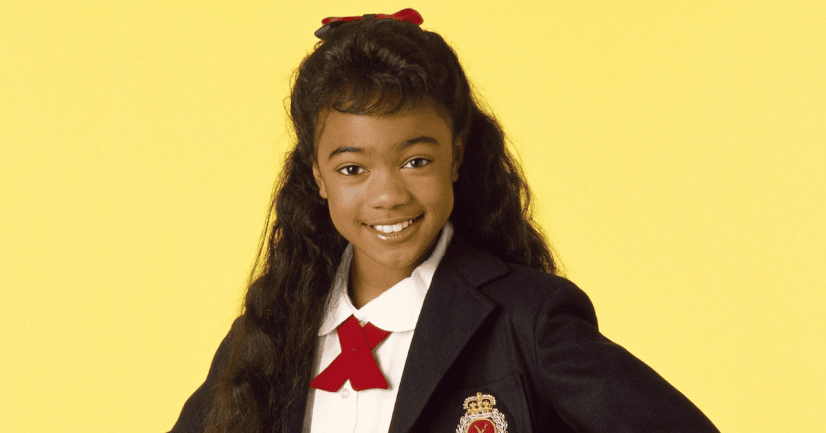 Antes x depois: veja como estão atores mirins hoje! Auto mulher no evento de lançamento de tecnologia com vestido azul e acessórios brilhantes.