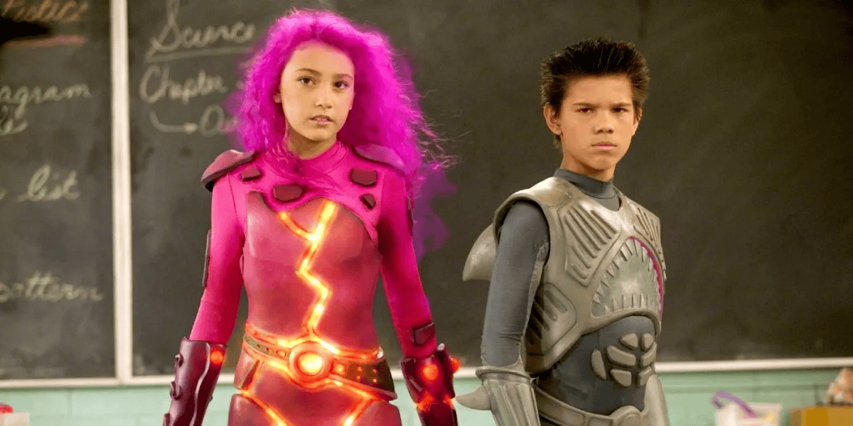 Voor x na: kijk hoe kindacteurs er vandaag de dag uitzien! Jonge superhelden in een fantasievolle schoolklas, geïnspireerd door helden uit stripboeken en films.