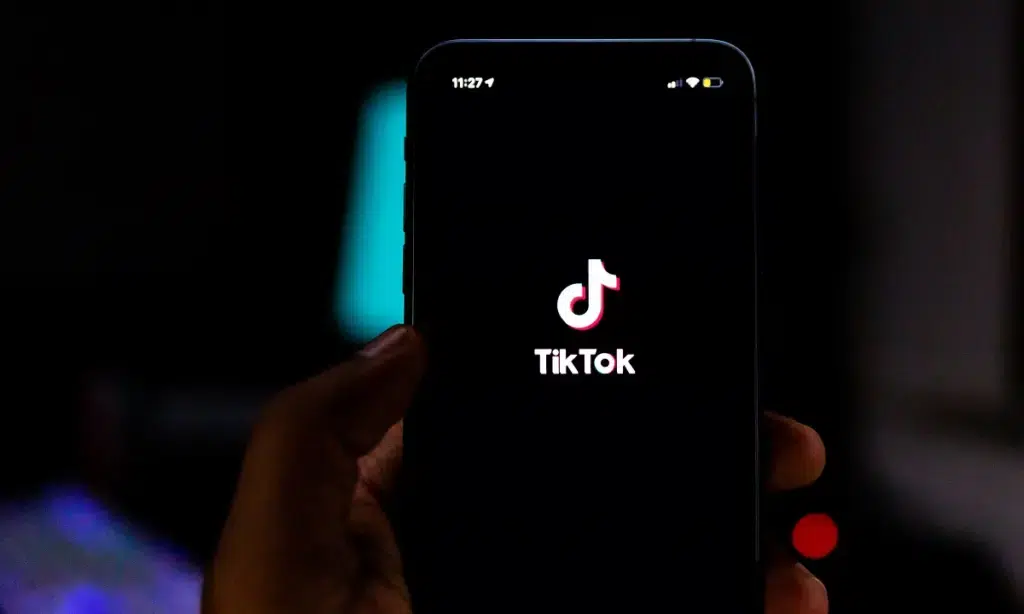 Tudo que você não sabia sobre o tiktok Tudo que você não sabia sobre o tiktok. Se você quer saber como funciona o algoritmo do tiktok, ou até mesmo como surgiu a logo do aplicativo, confira essas e outras curiosidades aqui!