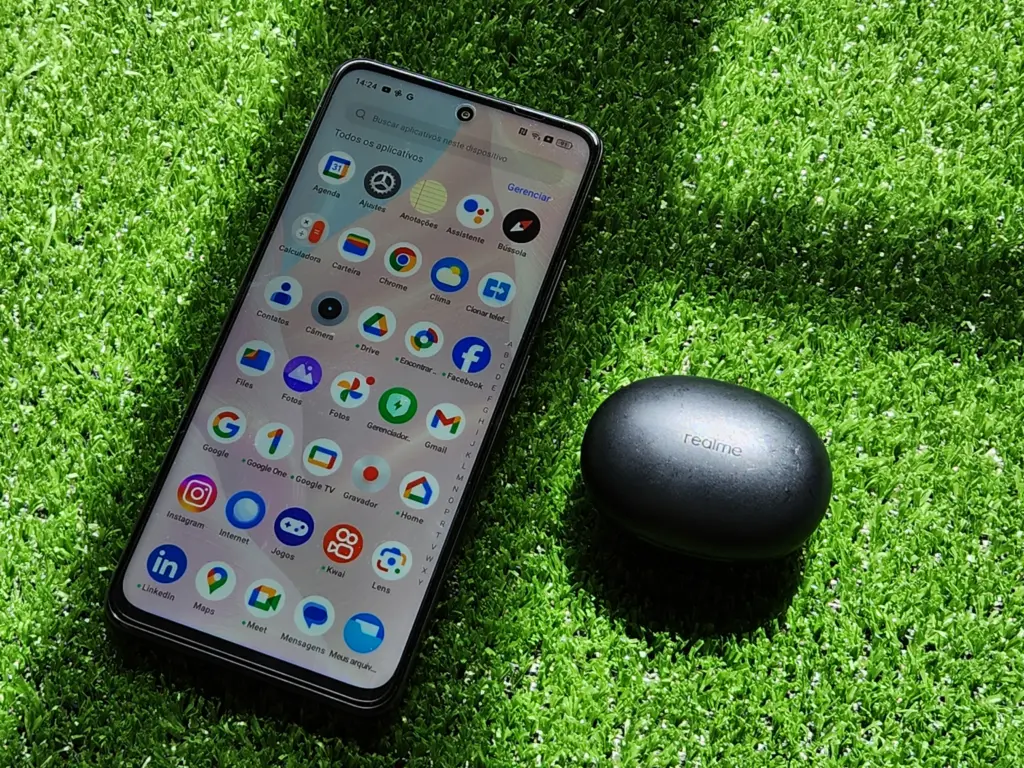 Review: realme 11x 5g, celular barato com 5g e ótima bateria Realme 11x 5g em cima de uma grama sintética