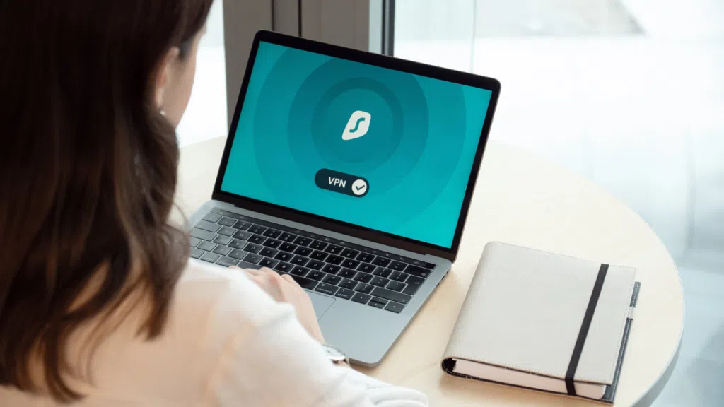 Proteção vpn segura em laptop com aplicativo showmetech, tecnologia e segurança digital.