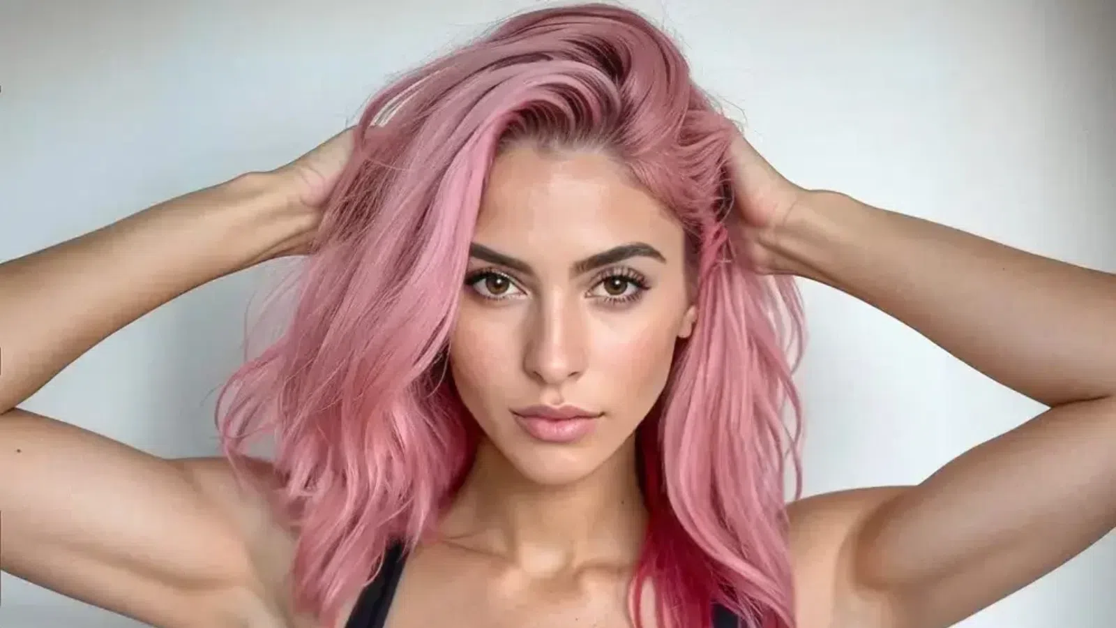 Cabelos rosa ondulados, penteado estiloso, mulher com estética moderna e beleza, foco em tendências de cabelo e penteados.