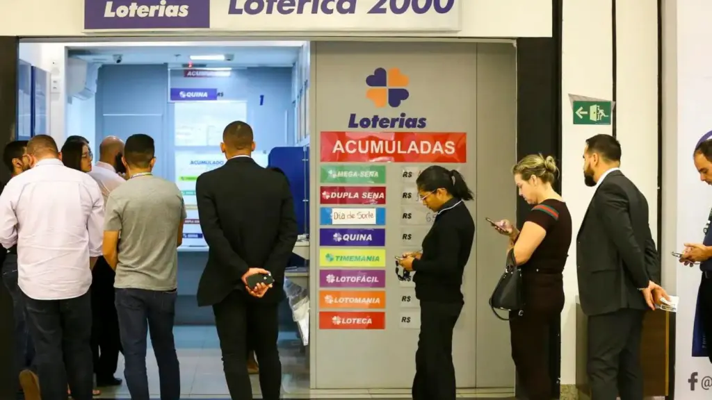 Como fazer bolão da mega-sena e mega da virada Imagem com pessoas formando uma fila na loteria
