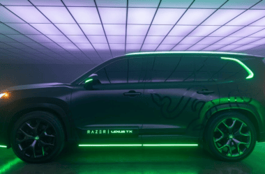Carro elétrico lexus com luzes neon verdes, em ambiente futurista e tecnológico.