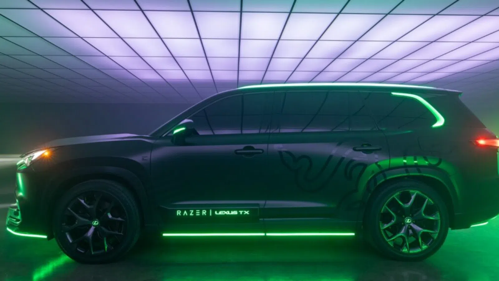 سيارة لكزس كهربائية مزودة بأضواء نيون خضراء، في بيئة مستقبلية وتكنولوجية.