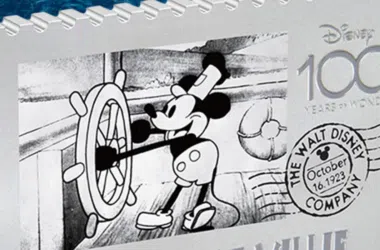 Mickey mouse no desenho em preto e branco em selo comemorativo com tema disney 100 anos.