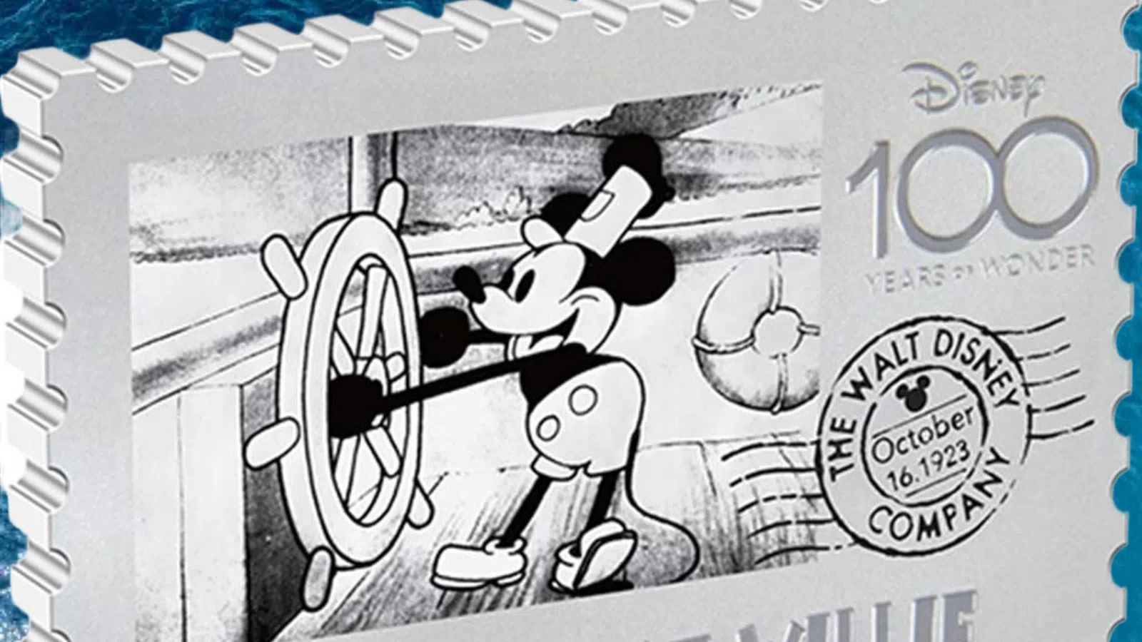 Mickey mouse no desenho em preto e branco em selo comemorativo com tema disney 100 anos.