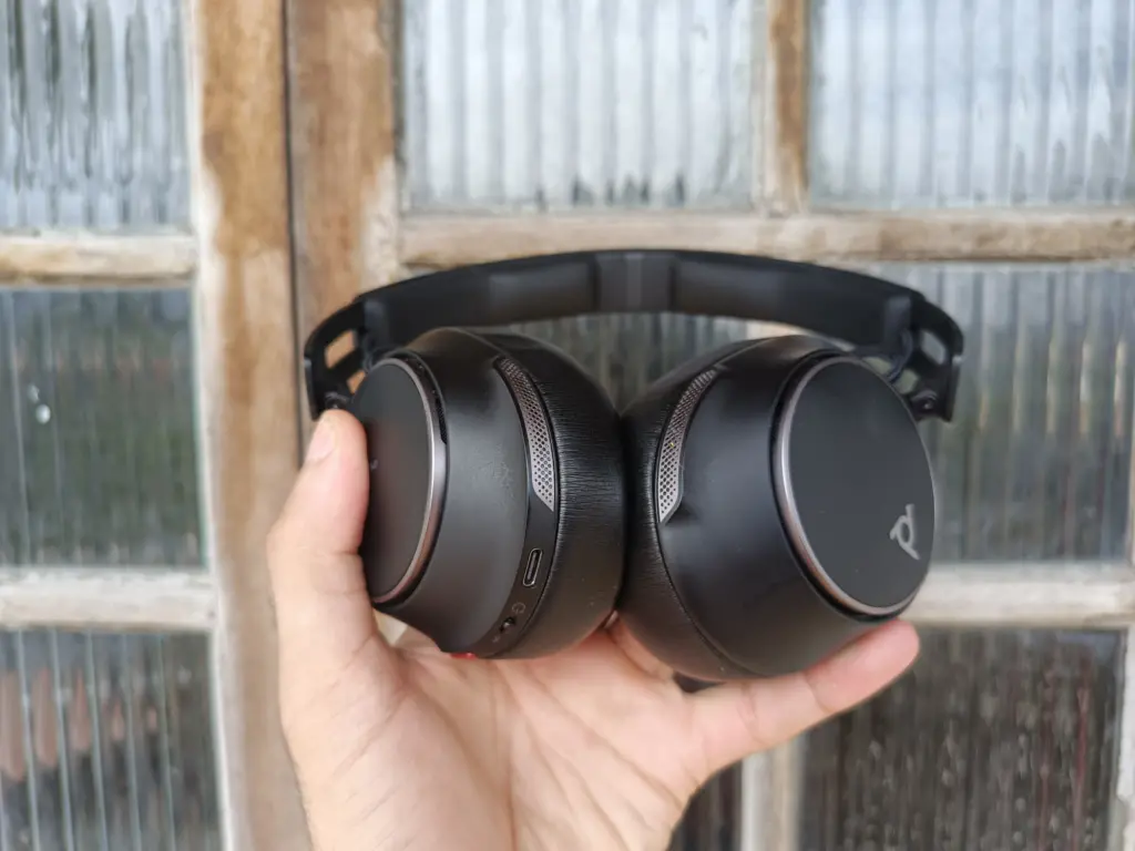 Review: fone de ouvido poly voyager surround 80 uc Review: fone de ouvido poly voyager surround 80 uc. Fone de ouvido tem bateria para dar e vender, sem deixar potência sonora de lado. Veja o que achamos!