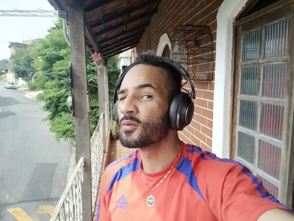 Review: fone de ouvido poly voyager surround 80 uc Homem usando poly voyager surround 80 uc