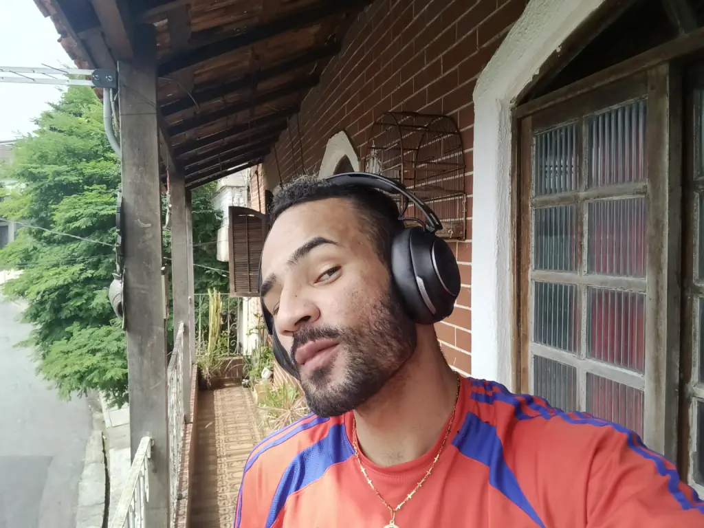 Review: fone de ouvido poly voyager surround 80 uc Homem usando poly voyager surround 80 uc