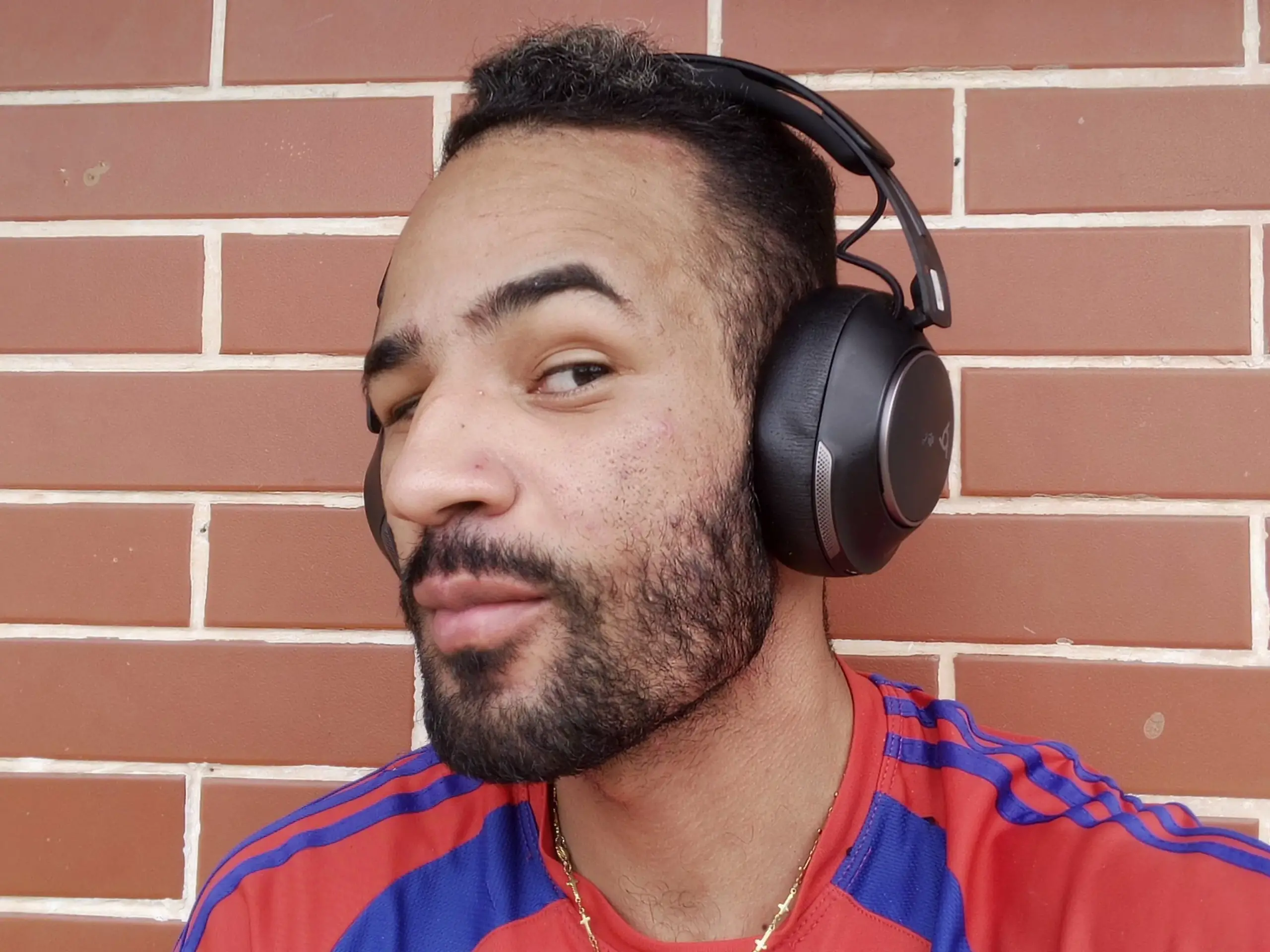 Review: fone de ouvido poly voyager surround 80 uc Homem usando poly voyager surround 80 uc