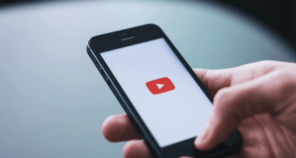 Aplicativo do youtube no smartphone com foco em tecnologia e inovação.