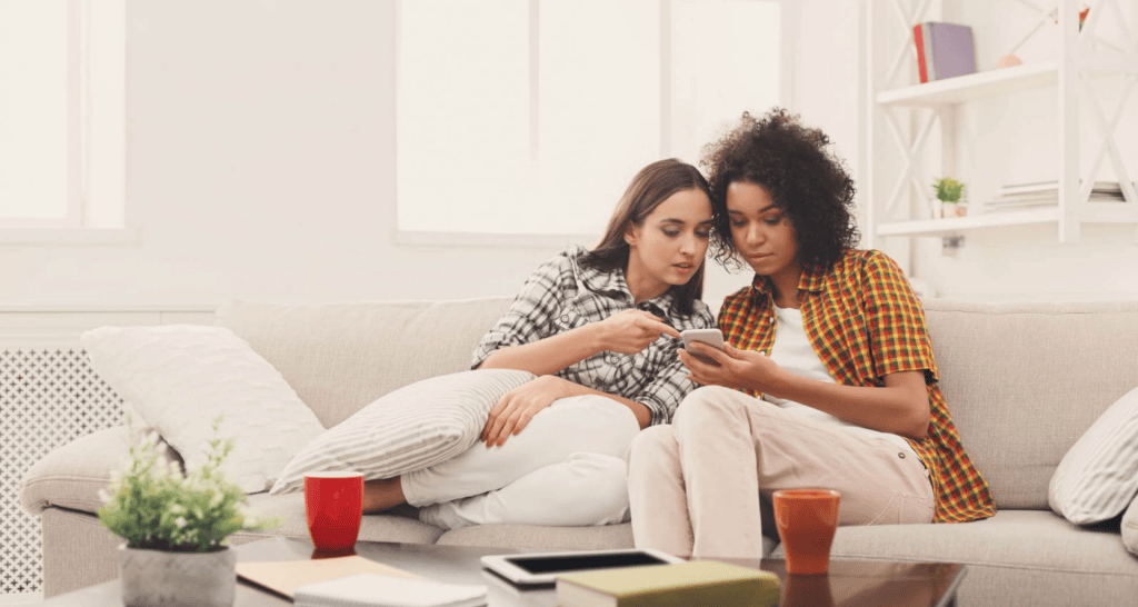 Tecnologia e amigos usando celular, imagem de entretenimento digital, internet móvel, comunicação online.